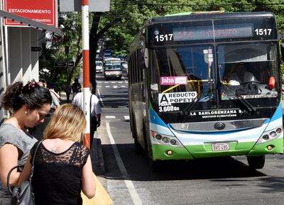 Los colectivos cuentan con un cartel en el que se informa que cuenta con el billetaje electrónico como forma de pago.