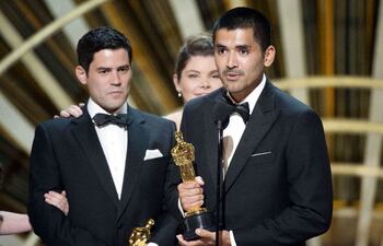 el-cineasta-chileno-gabriel-osorio-junto-al-productor-patricio-escala-agradecen-el-premio-de-la-academia--202402000000-1434365.jpg