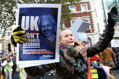 Manifestantes frente a la Corte de Magistrados de Westminsteren Londres. El fundador de WikiLeaks, Julian Assange, declaró en una audiencia mientras lucha para no ser extraditado a Estados Unidos.