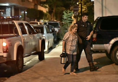 La víctima, Fidelina González, asistida por agentes policiales.