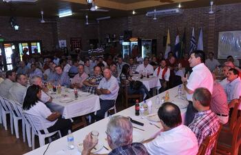 horacio-cartes-durante-la-reunion-con-los-representantes-de-las-tres-principales-cooperativas-de-filadelfia-chaco--214600000000-531370.jpg