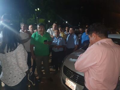 Tensión en el corralón municipal de Ciudad del Este, entre taxistas y conductores de plataformas digitales.
