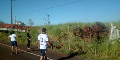 El camión de gran porte volcó al costado de la calle asfaltada.