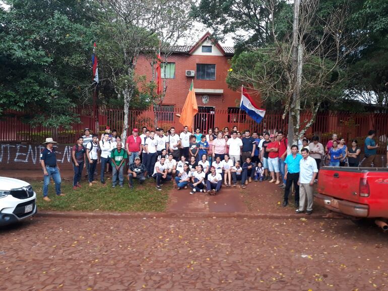 Los jóvenes permanecen frente al local municipal desde hace 16 días.