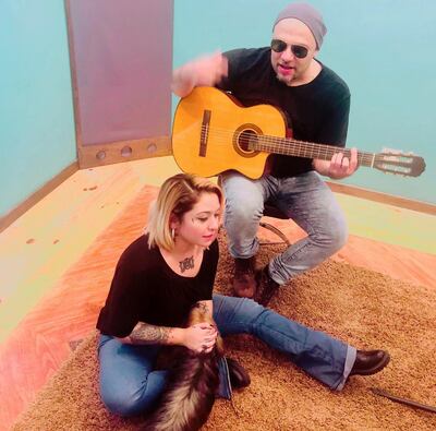Andrea Valobra y Jaime Zacher, durante una de las jornadas de trabajo para la canción “Resistiendo”.
