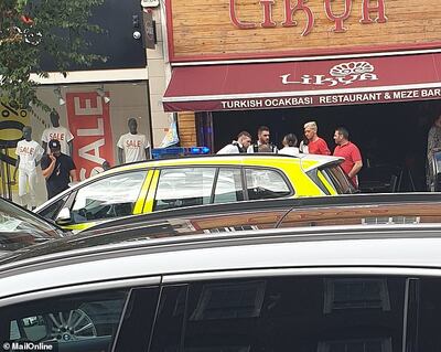 Ozil y Kolašinac sufrieron un ataque frente a local de comidas en Londres.