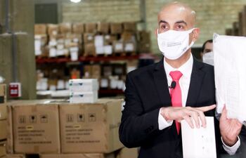 El ministro de Salud, Julio Mazzoleni, negó irregularidades en su institución, pero no supo explicar por qué un camión oficial retiró camas del depósito de la sobrina de la senadora Lilian Samaniego.