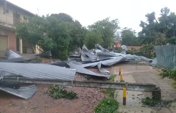 Destrozos en la zona de Ñemby a consecuencia de un temporal que azotó en la tarde de hoy.
