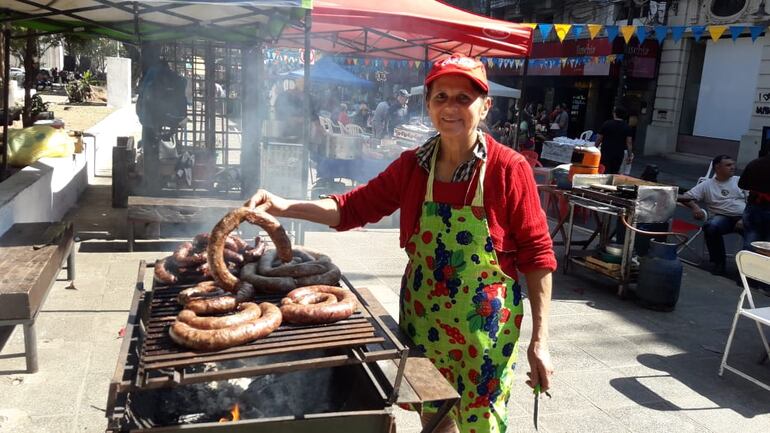 ¿La "palmeada" le da hambre? Esta cocinera le ofrece un suculento chorizo misionero para recuperar energías.