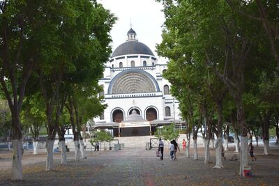 Algunos feligreses de igual manera visitan la basílica de Caacupé.
