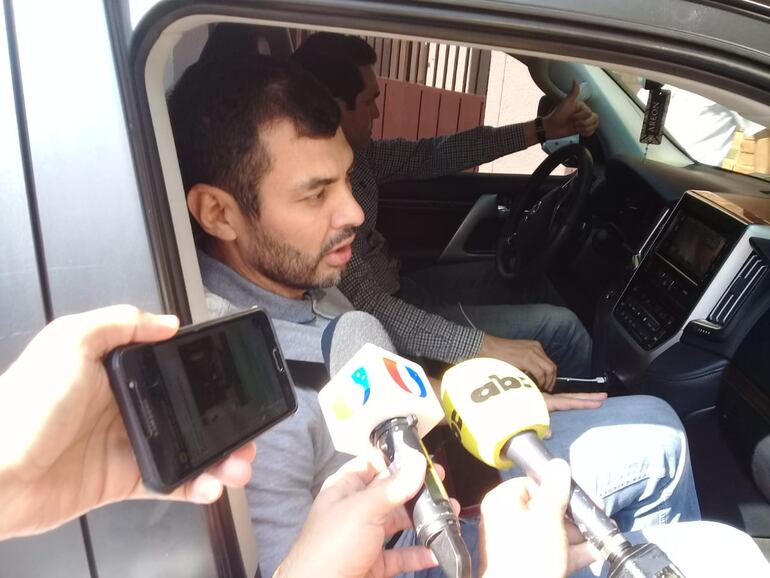 El diputado Hugo Ramírez, a su llegada a la casa de Horacio Cartes.