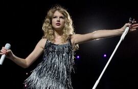 La cantante Taylor Swift lamentó la venta de su antigua compañía discográfica.