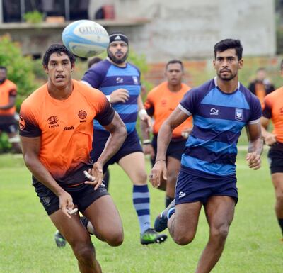 Manuel Montero de los Lions (izquierda), atento a la trayectoria de la ovalada durante el amistoso ante Aguará.
