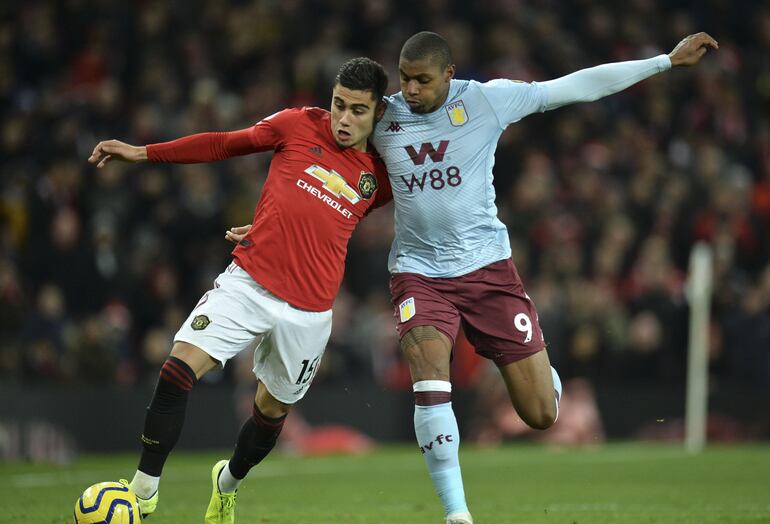 Pereira lucha con Moraes por el control del balón.