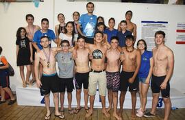 el-profesor-alberto-guerrero-c-arriba-y-parte-del-plantel-de-nadadores-celebran-el-titulo-logrado-por-el-deportivo-syc-el-sabado-en-la-piscina-de-234623000000-1658454.jpg