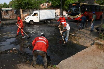 Obreros de la comuna asuncena en pleno recapado de la avenida 21ª Proyectada. Los trabajos continuarán toda la semana.