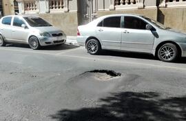este-hundimiento-en-el-asfalto-esta-en-pdte-franco-y-oleary-y-es-un-peligro-para-el-trafico-se-puede-notar-que-hace-poco-se-recapo--205503000000-1535623.jpg