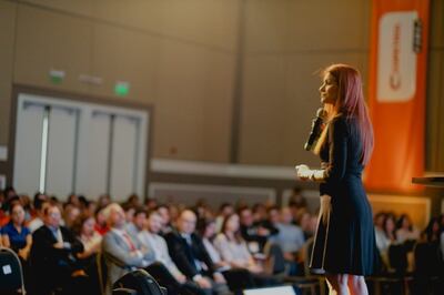 Silvia Gil se destaca como conferencista y especialista en RR.HH. A través del holding, lleva soluciones a las empresas y a sus colaboradores.
