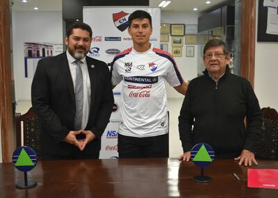 Samuel Cáceres, con el presidente de Nacional, Juan Carlos Galeano (d) y el directivo Douglas Martínez.