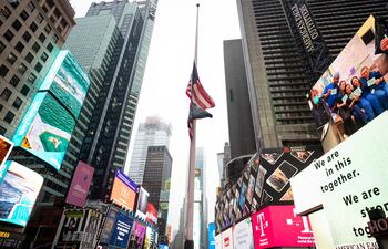 La bandera de EE.UU. a media asta en Times Square, en Nueva York.