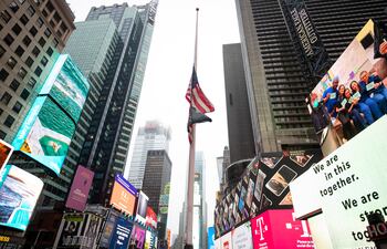 La bandera de EE.UU. a media asta en Times Square, en Nueva York.