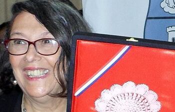 line-bareiro-recibio-el-premio-serafina-davalos--195250000000-1303698.jpg