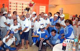 las-copas-de-campeon-y-challenger-del-92-concurso-internacional-de-pesca-del-club-deportivo-de-puerto-sajonia-quedaron-en-manos-de-los-pescadores-223121000000-573522.jpg