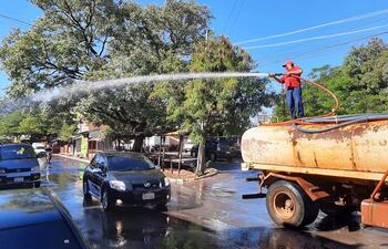 El trabajo de desinfección se realiza en espacios públicos y locales con frecuente concurrencia de personas.