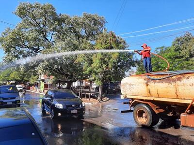 El trabajo de desinfección se realiza en espacios públicos y locales con frecuente concurrencia de personas.