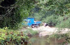 momento-en-que-dos-personas-cargan-la-arena-extraida-del-rio-en-un-vehiculo-cuyo-propietario-se-desconoce-esta-practica-se-observa-todos-los-di-192641000000-1794718.jpg