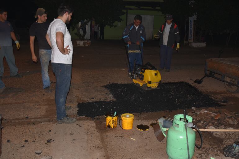 Tareas de reparación del asfalto de una de las calles de Ayolas.