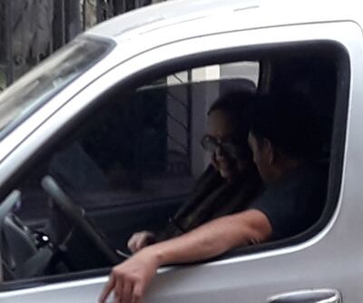 Evanhy de Gallegos, exintendenta y actual funcionaria municipal, con su chofer, también funcionario, en plena infracción.
