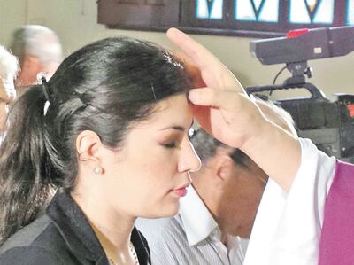 La ceniza se impone mientras el celebrante recuerda al creyente que es polvo y en polvo se convertirá.