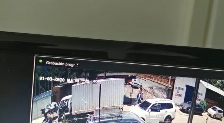 Momento en que el asaltante corría ya con el botín en mano. Los policías llegaron al lugar con una camioneta particular.