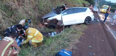 Bomberos voluntarios asisten a las víctimas del accidente del domingo en Itapúa.