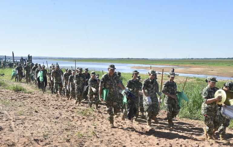 Militares apoyan en las tareas de limpieza.