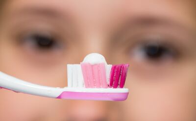 ¡Desde el primer momento! Un granito de arena de crema dental puede ayudar a prevenir las caries.