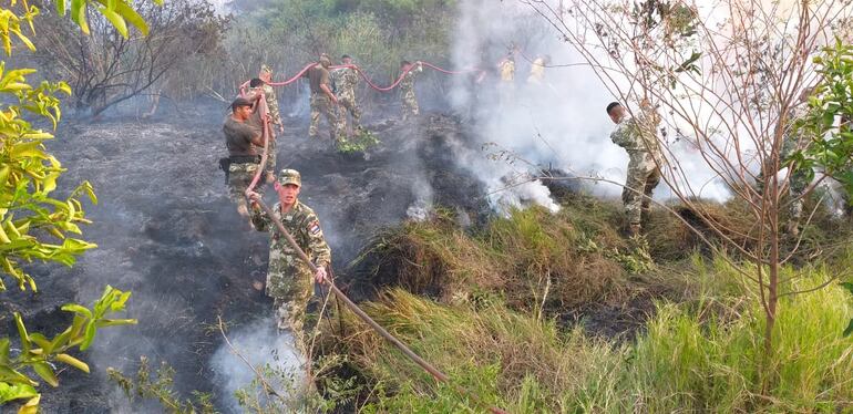Los militares se sumaron al combate a las llamas que arrasan el Parque Guasu Metropolitano. No cuentan con equipamiento adecuado. 