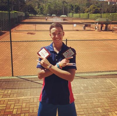 Martín Antonio Vergara del Puerto posa con sus dos trofeos obtenidos en Colombia.