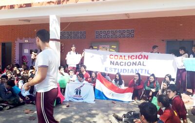 Alumnos del Colegio Técnico Javier realizaron ayer una sentata en protesta por la política educativa del país y la gestión del ministro de Educación, Eduardo Petta San Martín.