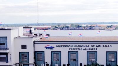 La Dirección Nacional de Aduanas ordenó la intervención de su delegación en Montevideo y el sumario del funcionario salpicado por el escándalo de acoso y corrupción.