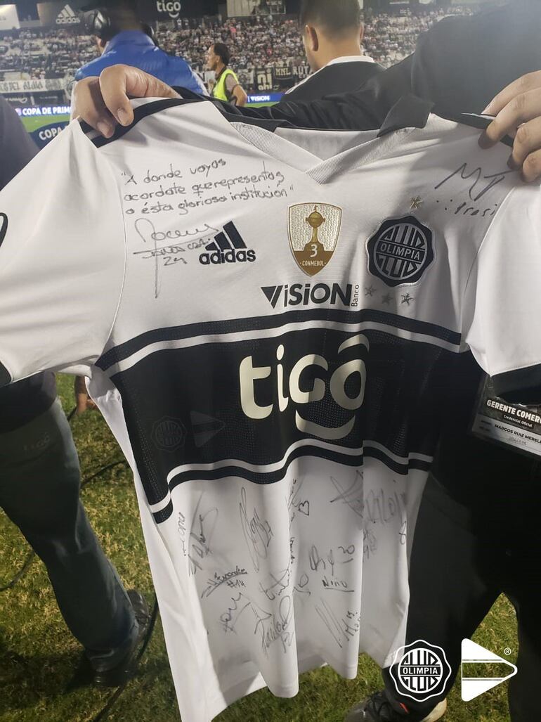 La camiseta del atleta paraguayo con la firma de sus colegas.