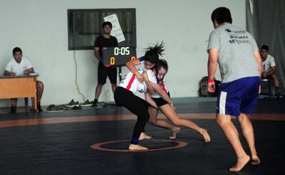 Amanda Meaurio (i) campeona femenina en 53 kg en una de sus primeras luchas ganadas.