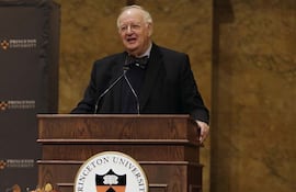 el-economista-angus-deaton-habla-en-una-rueda-de-prensa-en-la-universidad-de-princeton-nueva-jersey-efe-201344000000-1387098.jpg