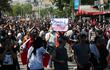 Masivas protestas en Chile por el alza de los precios del transporte público derivaron en enfrentamientos con militares.