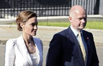 jolie-y-el-secretario-de-exteriores-william-hague--210255000000-1093789.jpg