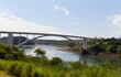 La bajante del nivel del río Paraná permite ver las bases de los pilares del Puente de la Amistad que une nuestro país con el Brasil.