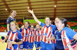 jugadoras-paraguayas-celebran-el-triunfo-sobre-brasil-y-el-pasaporte-a-los-cuartos-de-final-del-mundial-de-futbol-de-salon-en-colombia-foto-gentil-235640000000-626367.jpg