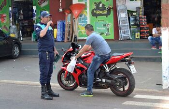 la-falta-de-casco-es-la-contravencion-mas-comun-entre-los-motociclistas-quienes-fueron-multados-masivamente-el-fin-de-semana--205116000000-1503816.jpg