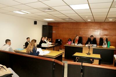 Cándido Ulises Zelaya Flores (izq.) y la defensora pública Carla Marcet, ante los jueces Cynthia Lovera, Juan Carlos Zárate y Héctor Capurro, que condenaron al primero a 27 años de cárcel.